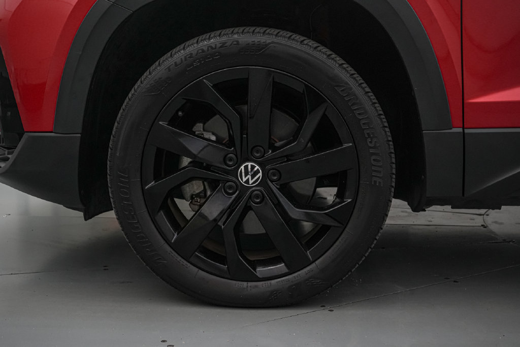 Used 2023 Volkswagen Taos SE w/ Panoramic Sunroof Package FWD image 10