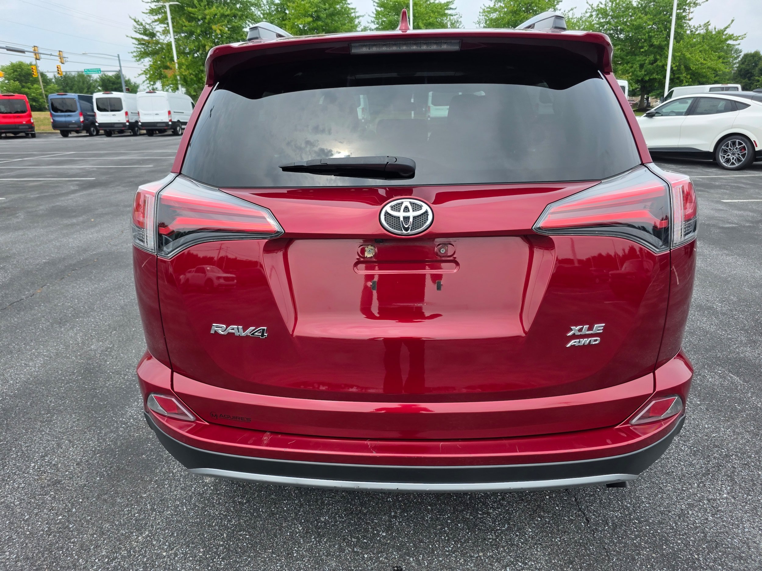 Used 2018 Toyota RAV4 XLE AWD/4WD image 4