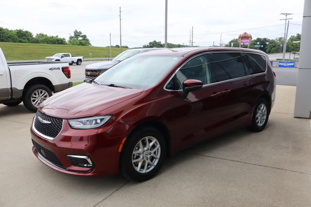 Used 2023 Chrysler Pacifica Touring-L FWD image 5