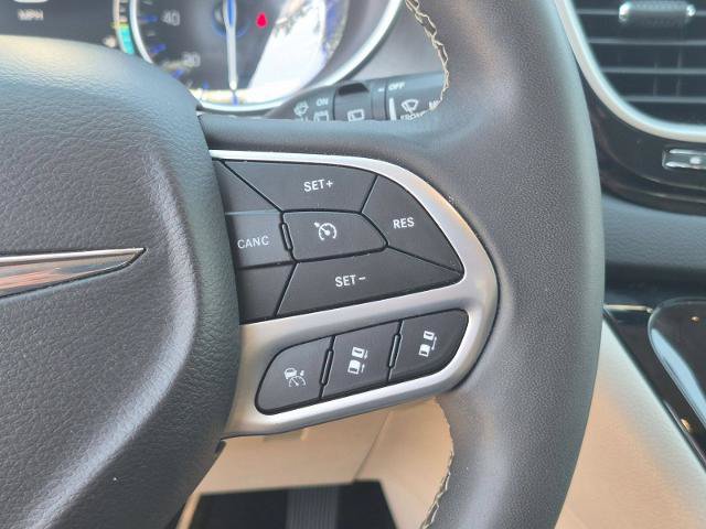 Used 2023 Chrysler Pacifica Touring-L FWD image 19