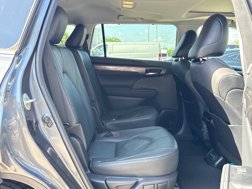 Used 2020 Toyota Highlander Limited FWD image 32