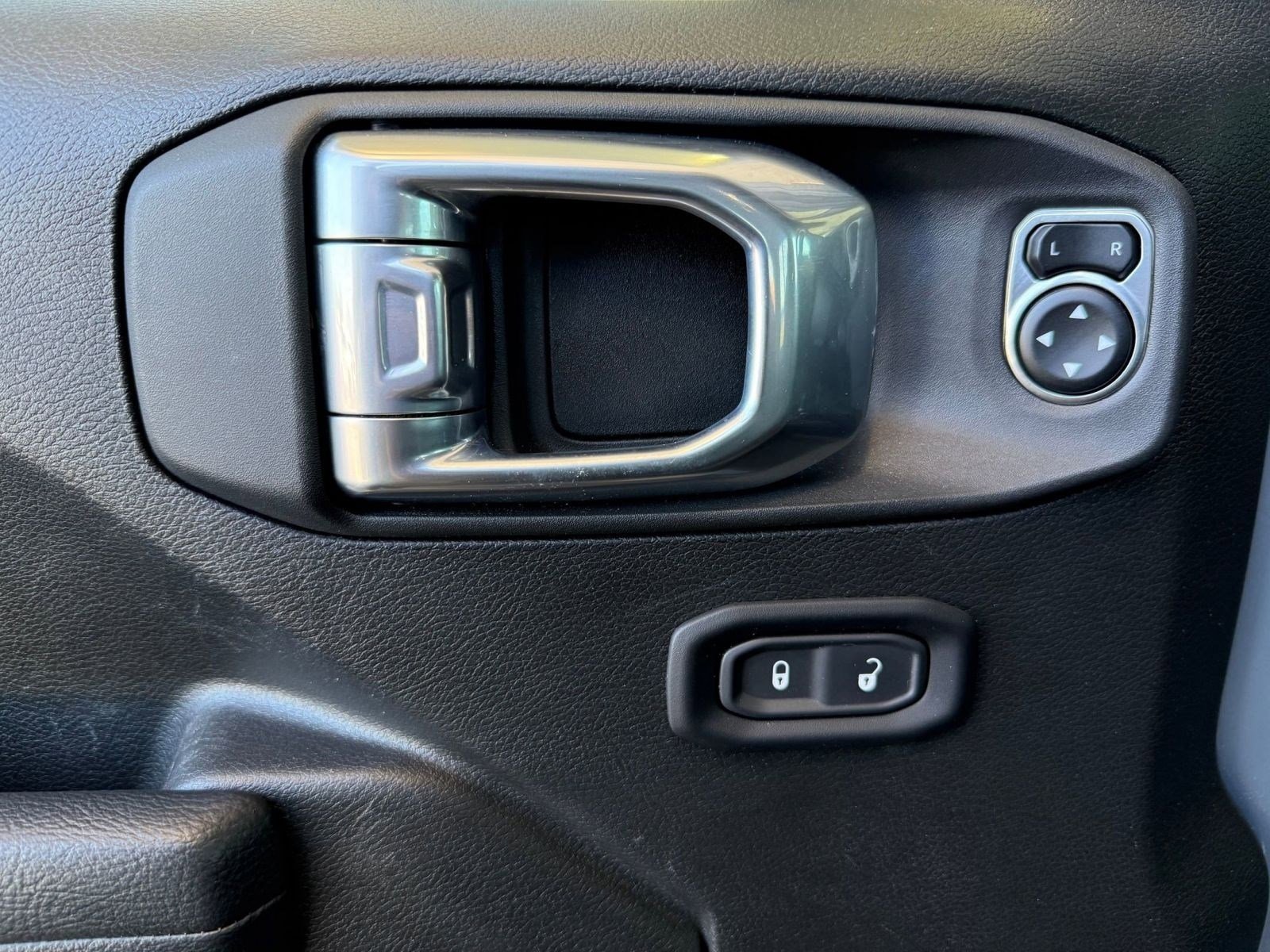 Used 2024 Jeep Wrangler Unlimited Sport AWD/4WD image 13