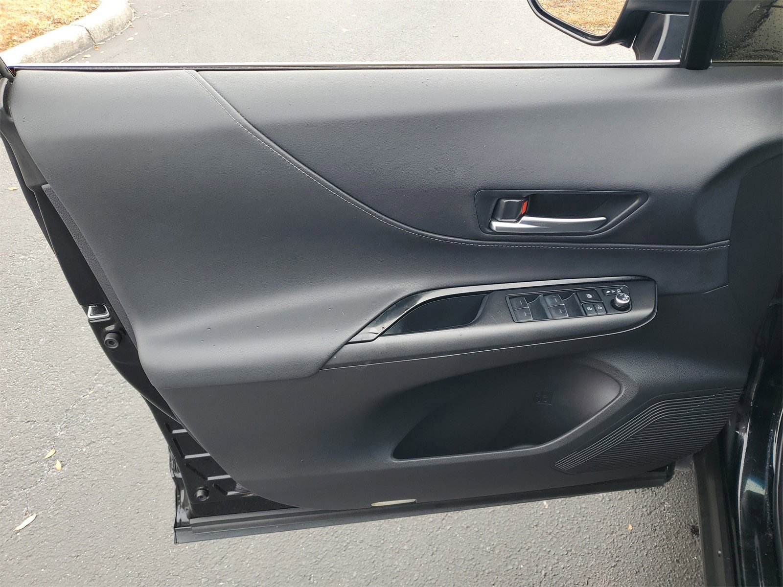 Used 2022 Toyota Venza LE image 15