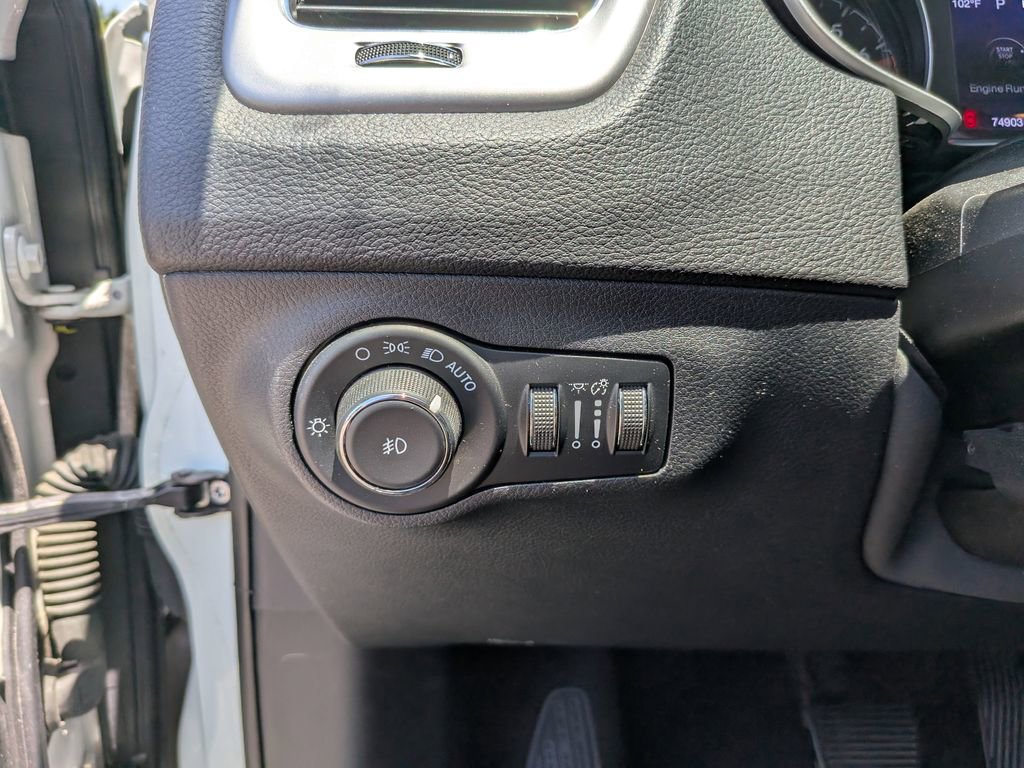 Used 2018 Jeep Compass Latitude FWD image 25