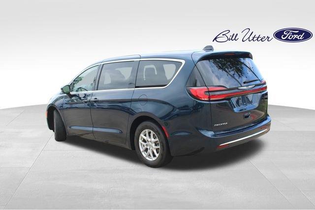 Used 2024 Chrysler Pacifica Touring-L FWD image 7