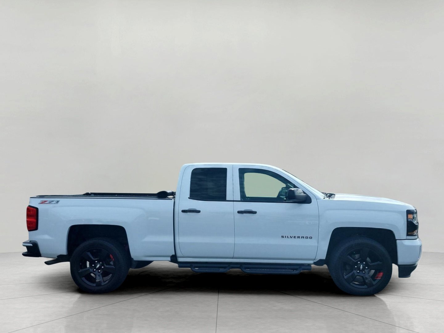 Used 2017 Chevrolet Silverado 1500 LT w/ Redline Edition AWD/4WD image 4