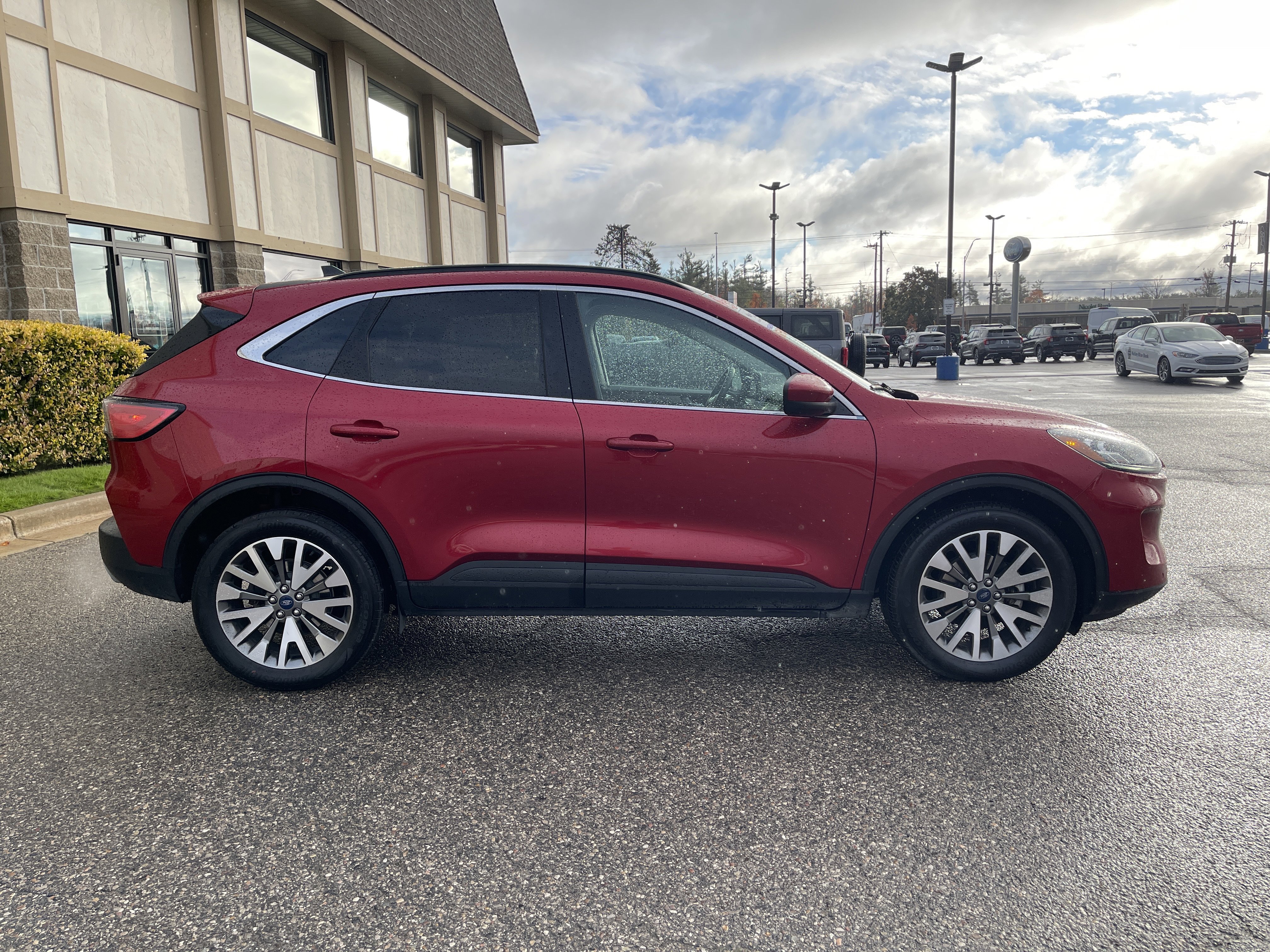 Certified 2022 Ford Escape Titanium image 2