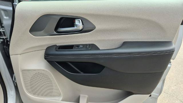 Used 2024 Chrysler Pacifica Touring-L FWD image 29