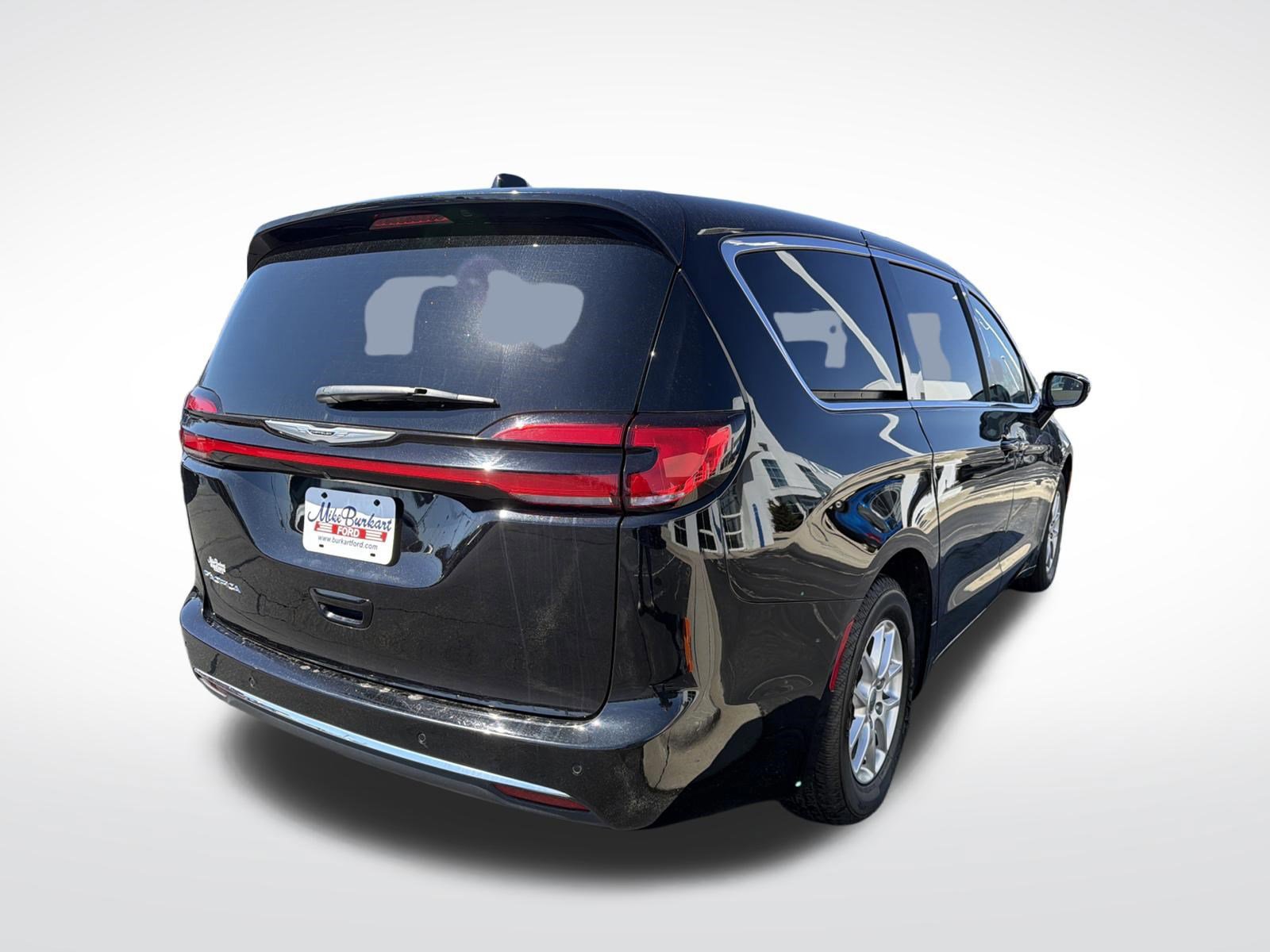 Used 2025 Chrysler Pacifica Select image 6
