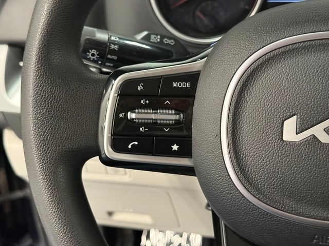 Used 2023 Kia Carnival LX FWD image 19