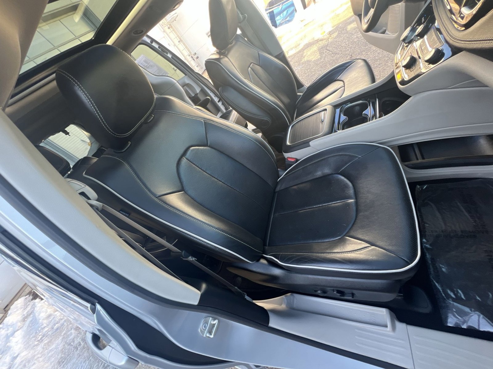 Used 2023 Chrysler Pacifica Limited image 28