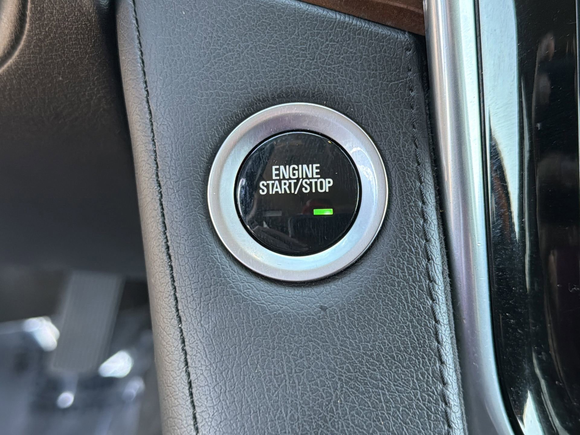 Used 2020 Cadillac Escalade Luxury w/ Escalade Sport Edition AWD/4WD image 17