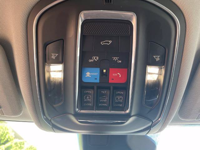 Used 2022 Jeep Grand Cherokee L Limited AWD/4WD image 25