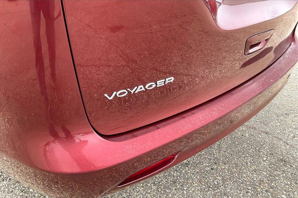 Used 2023 Chrysler Voyager LX image 6