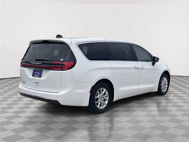 Used 2024 Chrysler Pacifica Touring-L FWD image 7