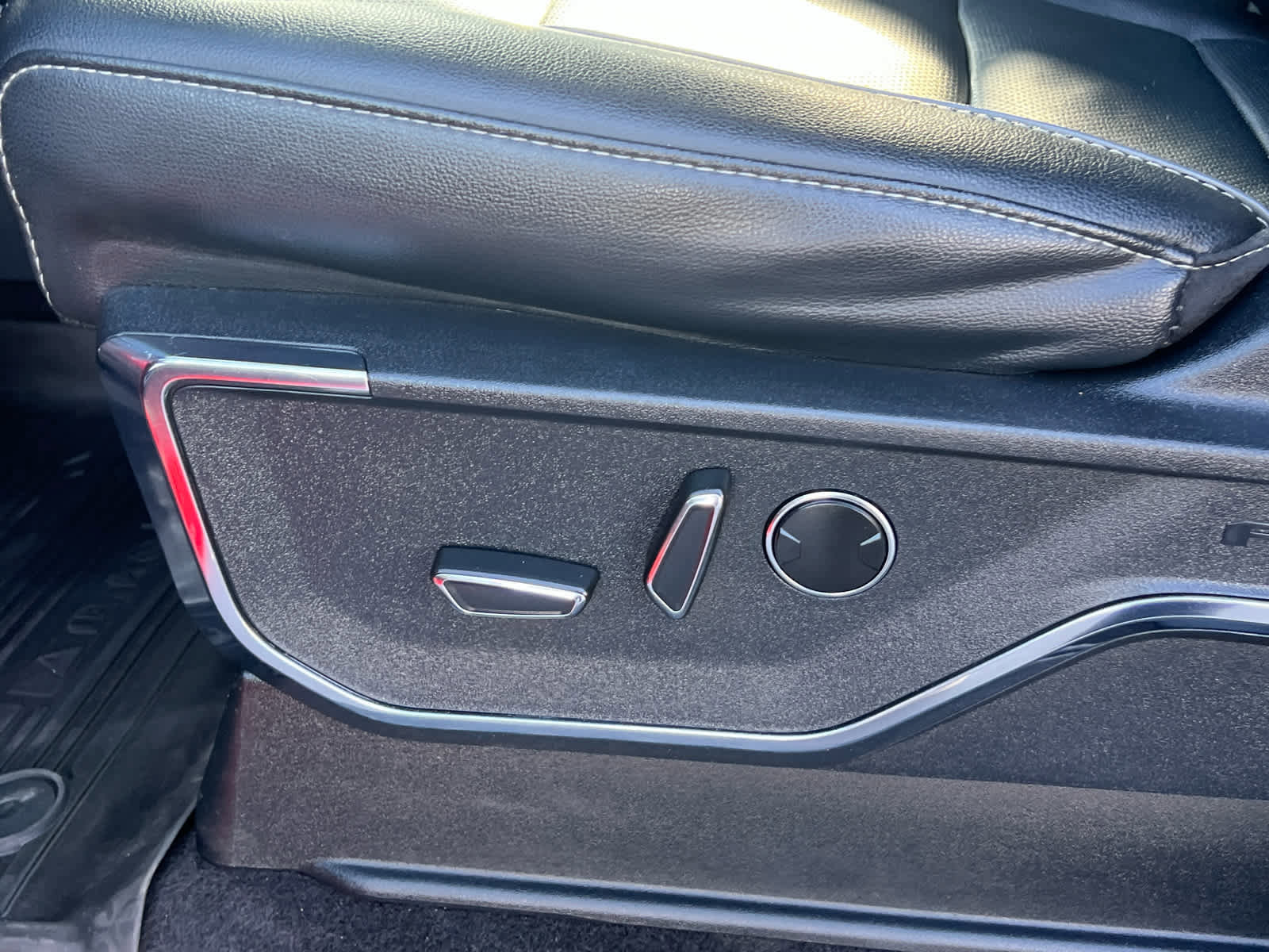 Certified 2023 Ford F150 Lariat w/ Equipment Group 502A High image 28