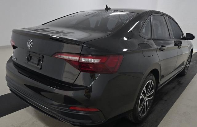 Used 2024 Volkswagen Jetta Sport image 3