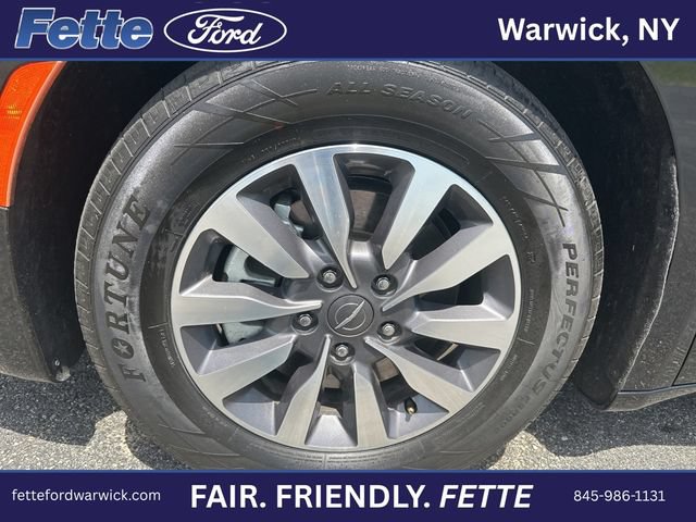 Used 2023 Chrysler Pacifica Limited FWD image 2
