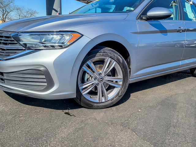 Used 2024 Volkswagen Jetta SE image 2