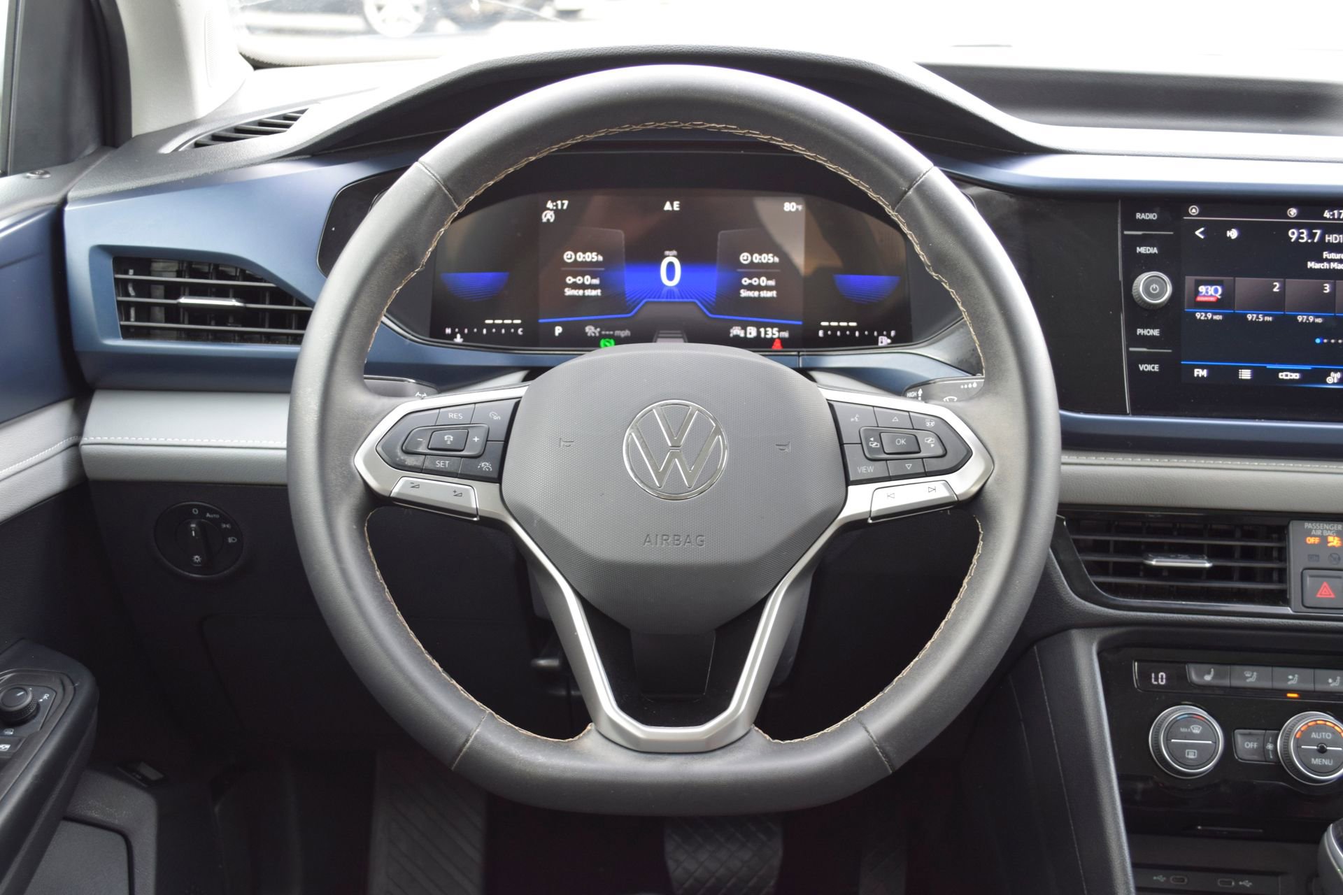 Used 2024 Volkswagen Taos SE w/ Panoramic Sunroof Package FWD image 8