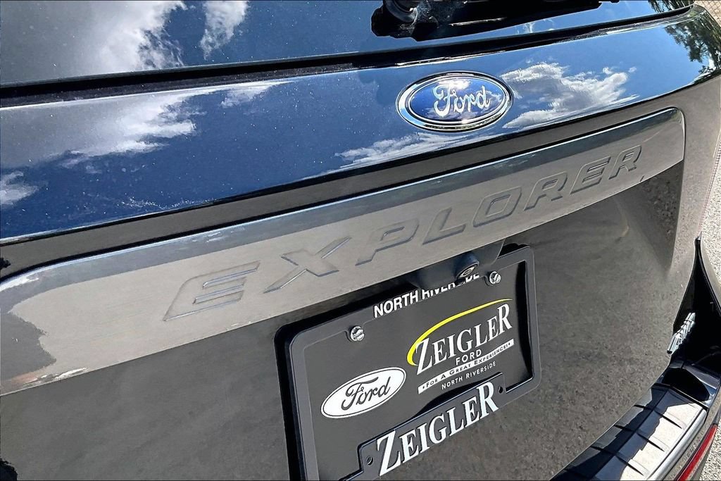 Certified 2022 Ford Explorer XLT w/ Equipment Group 202A AWD/4WD image 8