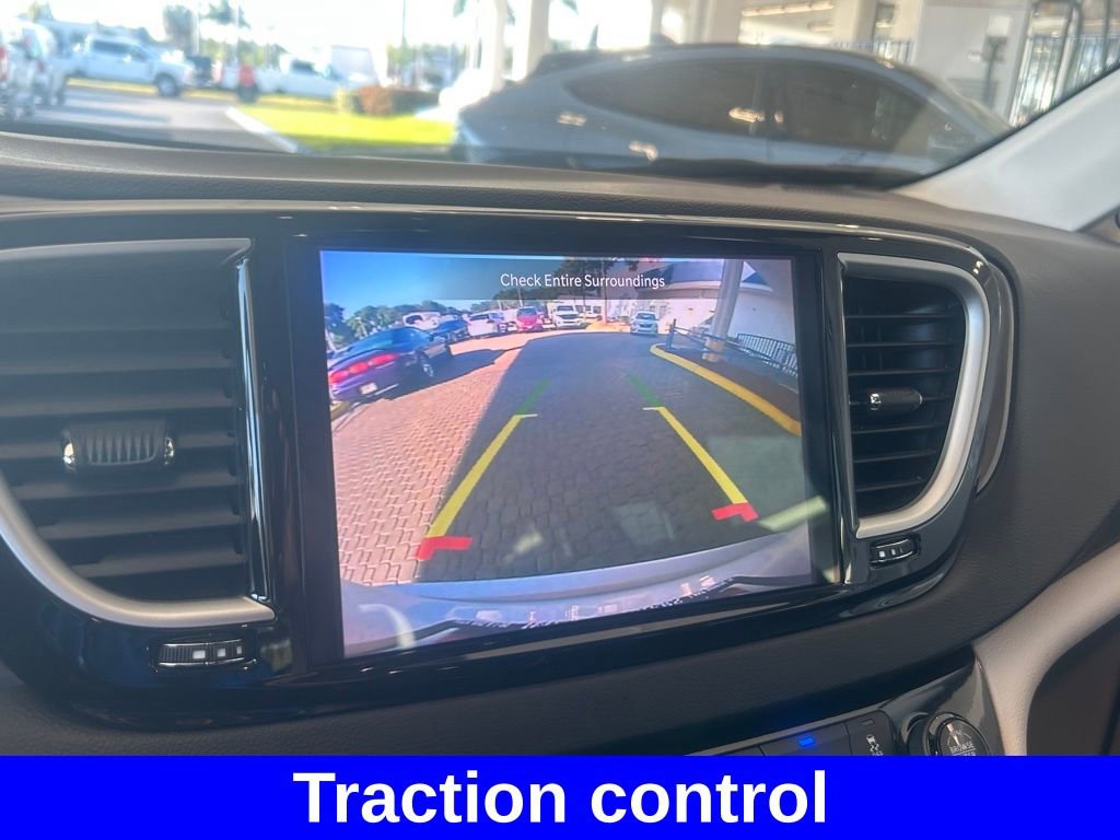 Used 2024 Chrysler Pacifica Touring-L image 12