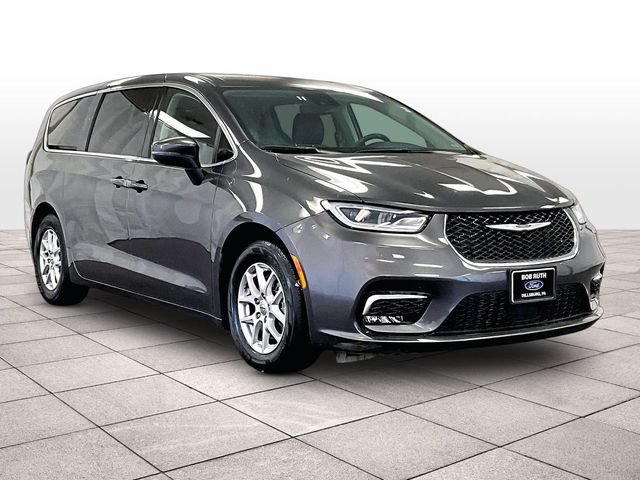 Used 2023 Chrysler Pacifica Touring-L FWD image 2