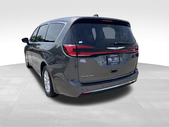 Used 2023 Chrysler Pacifica Touring-L FWD image 5