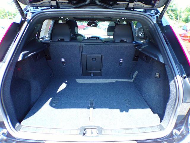 Used 2025 Volvo XC40 B5 Plus AWD/4WD image 8