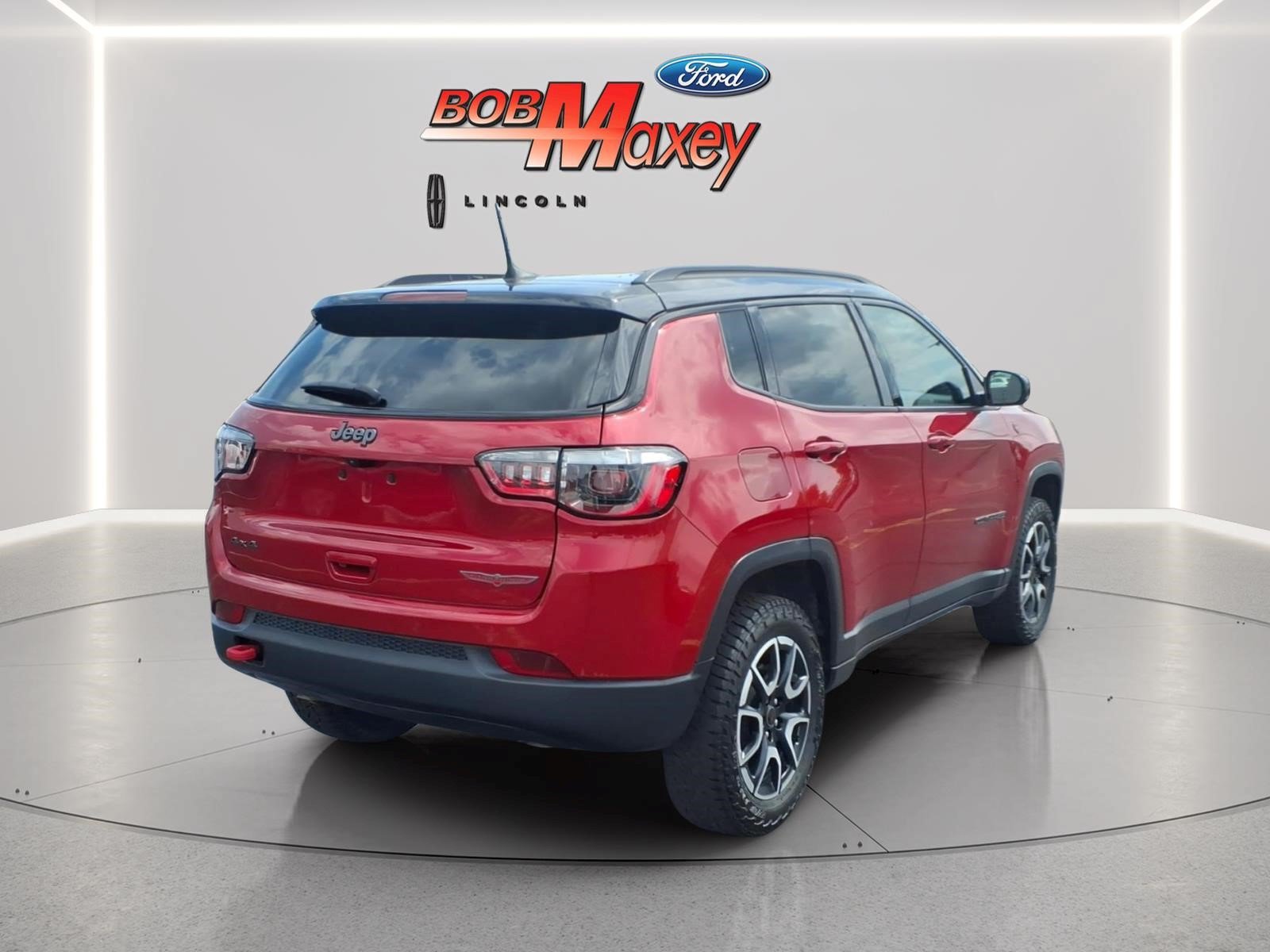 Used 2025 Jeep Compass Trailhawk AWD/4WD image 4