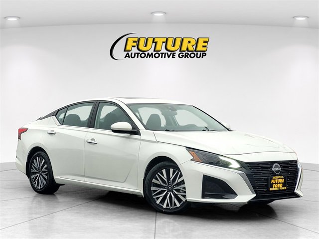 Used 2023 Nissan Altima 2.5 SV w/ SV Premium Package image 1