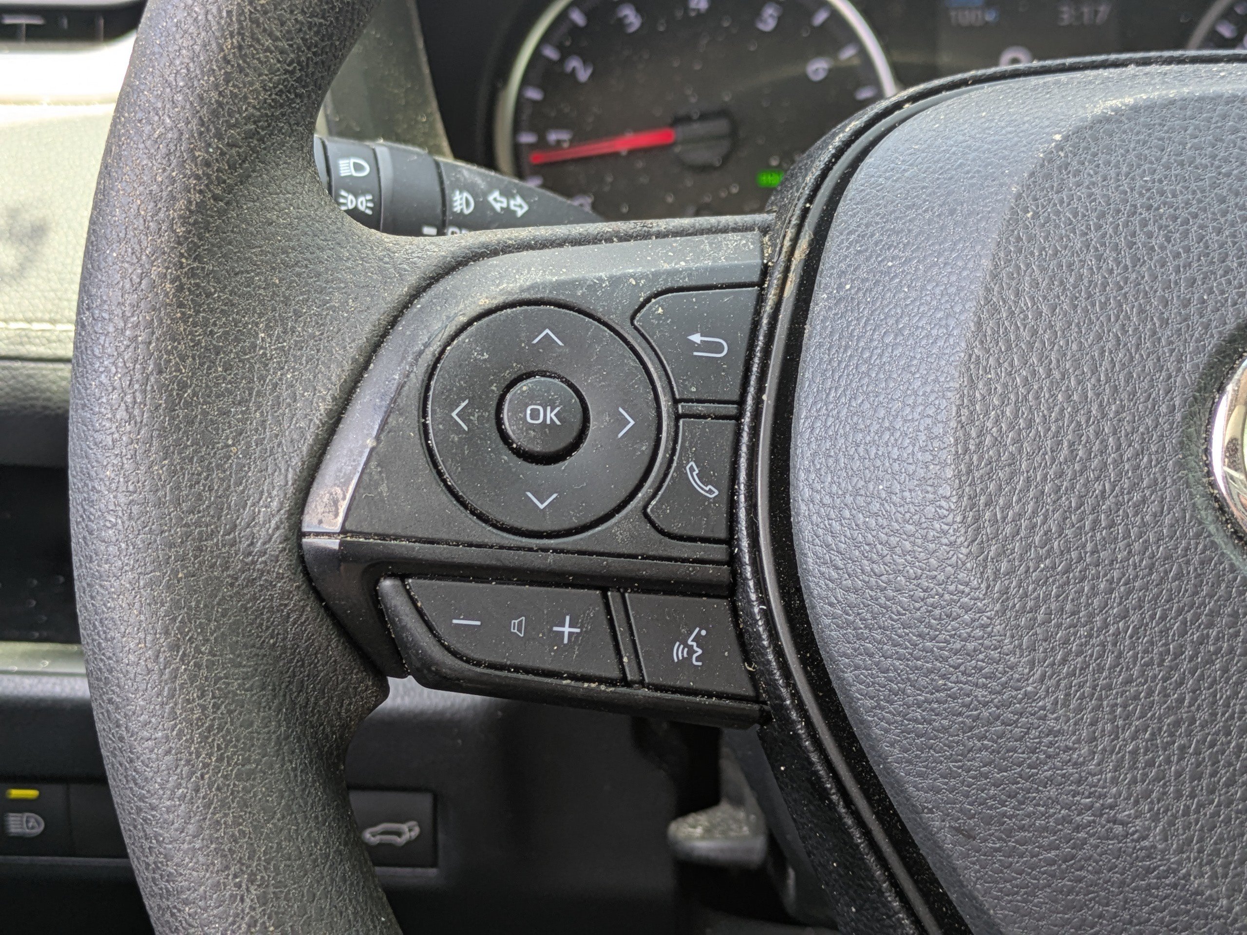 Used 2020 Toyota RAV4 XLE w/ Convenience Package FWD image 22