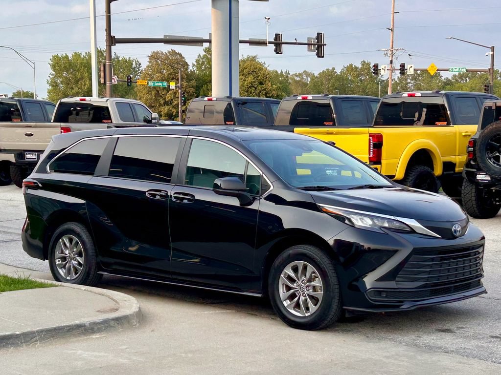 Used 2025 Toyota Sienna LE FWD image 7