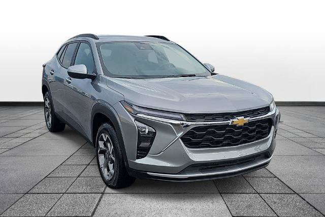 Used 2025 Chevrolet Trax LT w/ LT Convenience Package FWD image 3