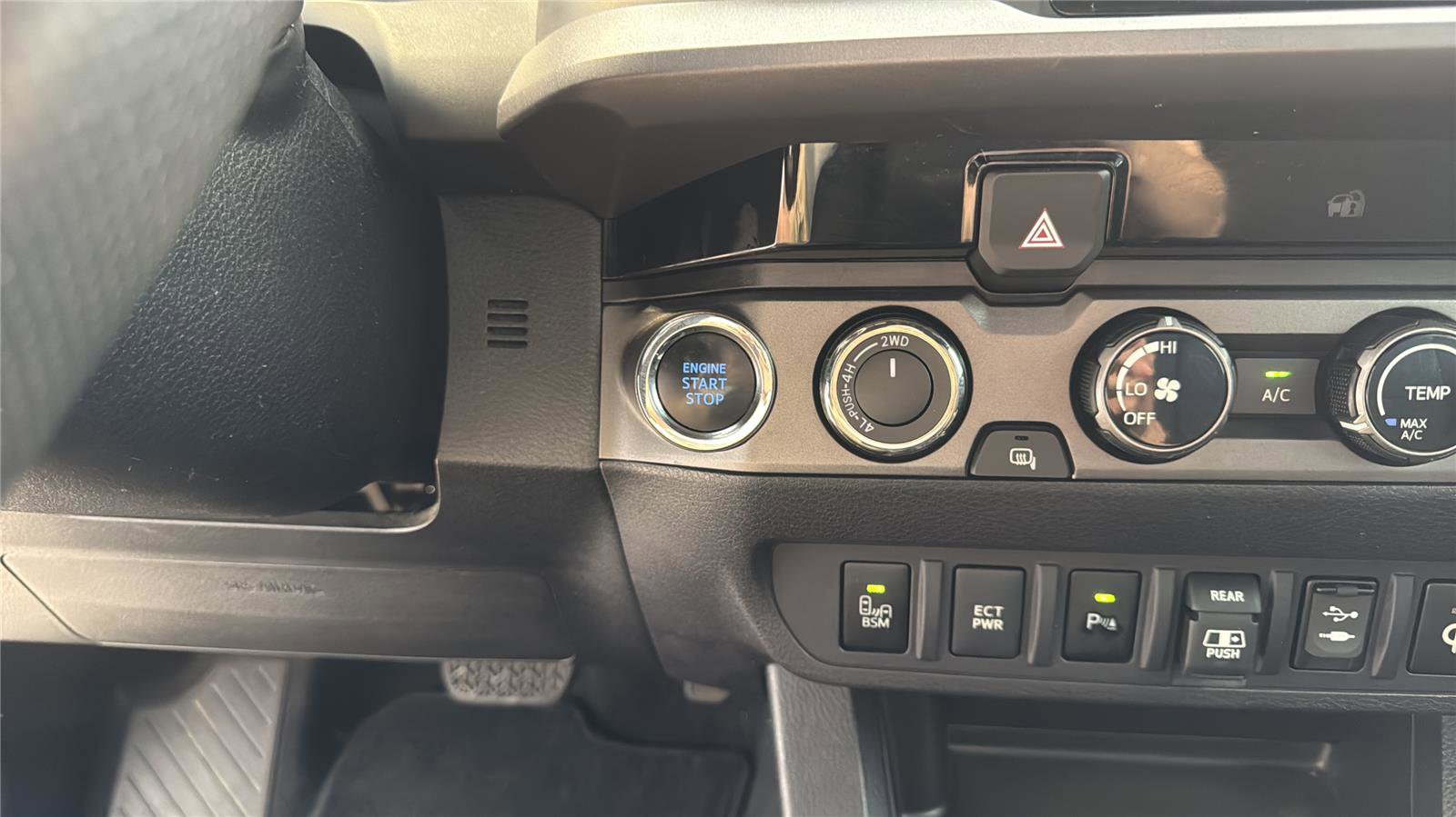 Used 2018 Toyota Tacoma TRD Off-Road w/ Technology Package AWD/4WD image 23