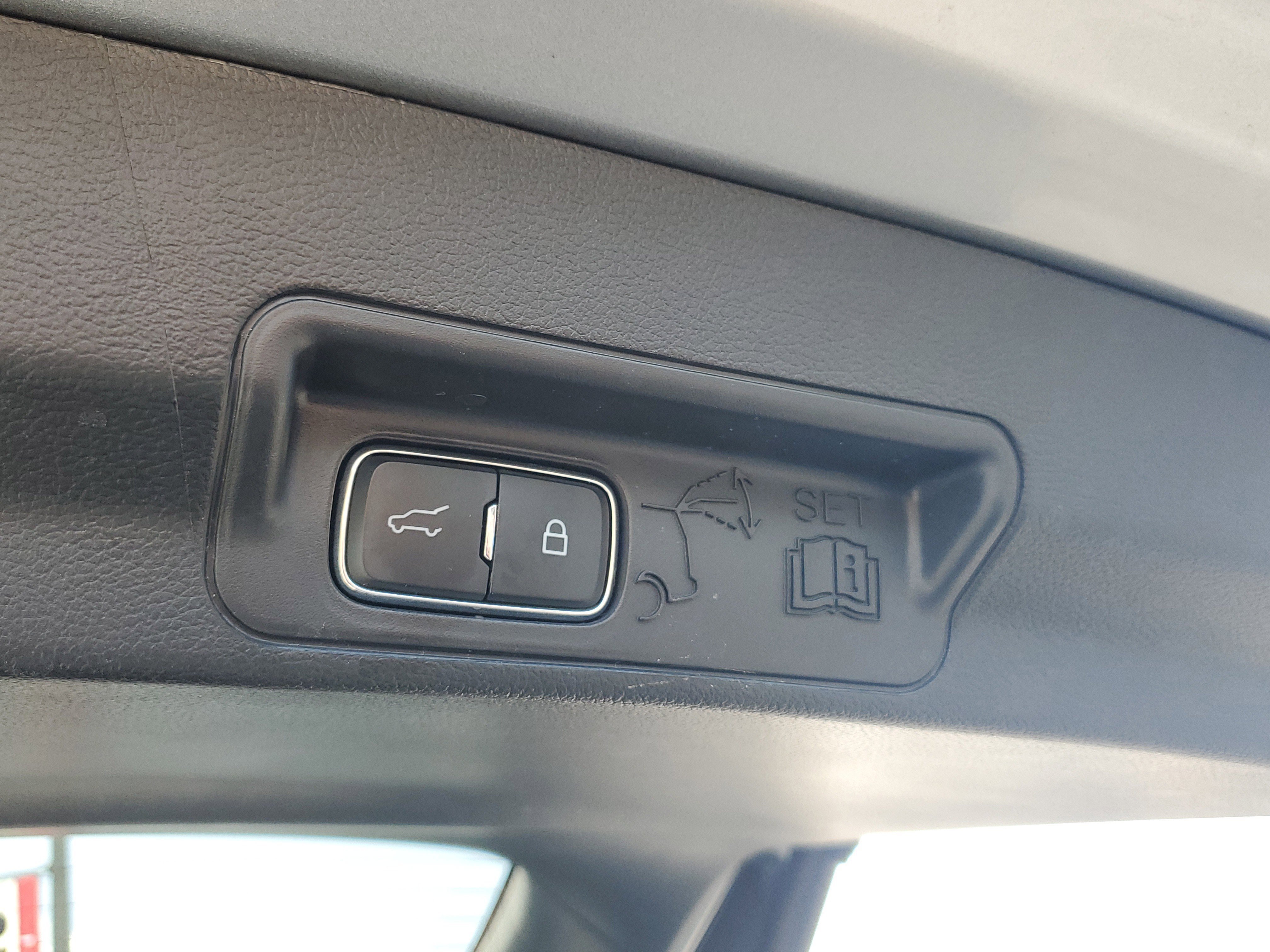 Certified 2025 Ford Explorer Platinum image 11