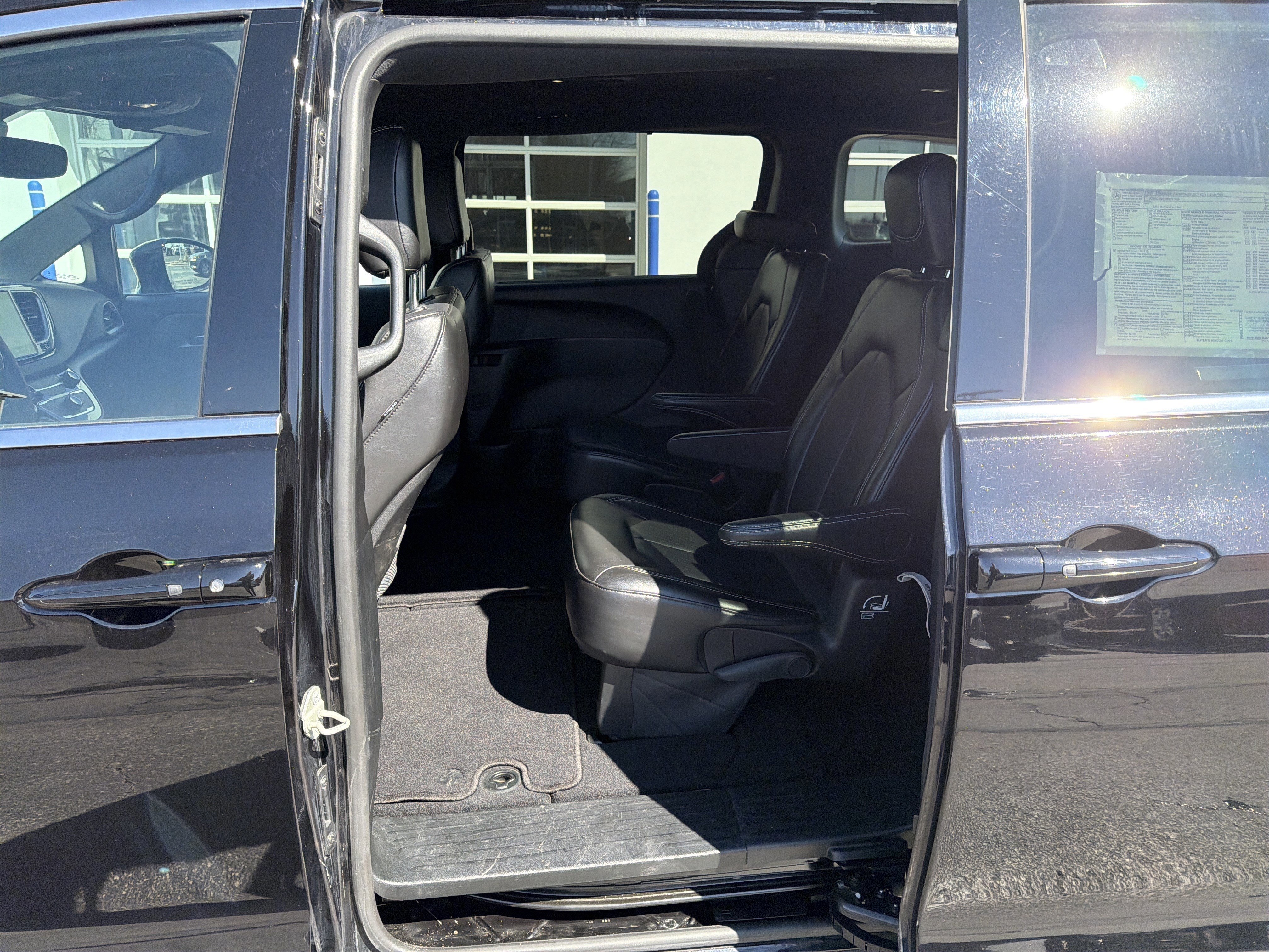 Used 2025 Chrysler Pacifica Select image 21