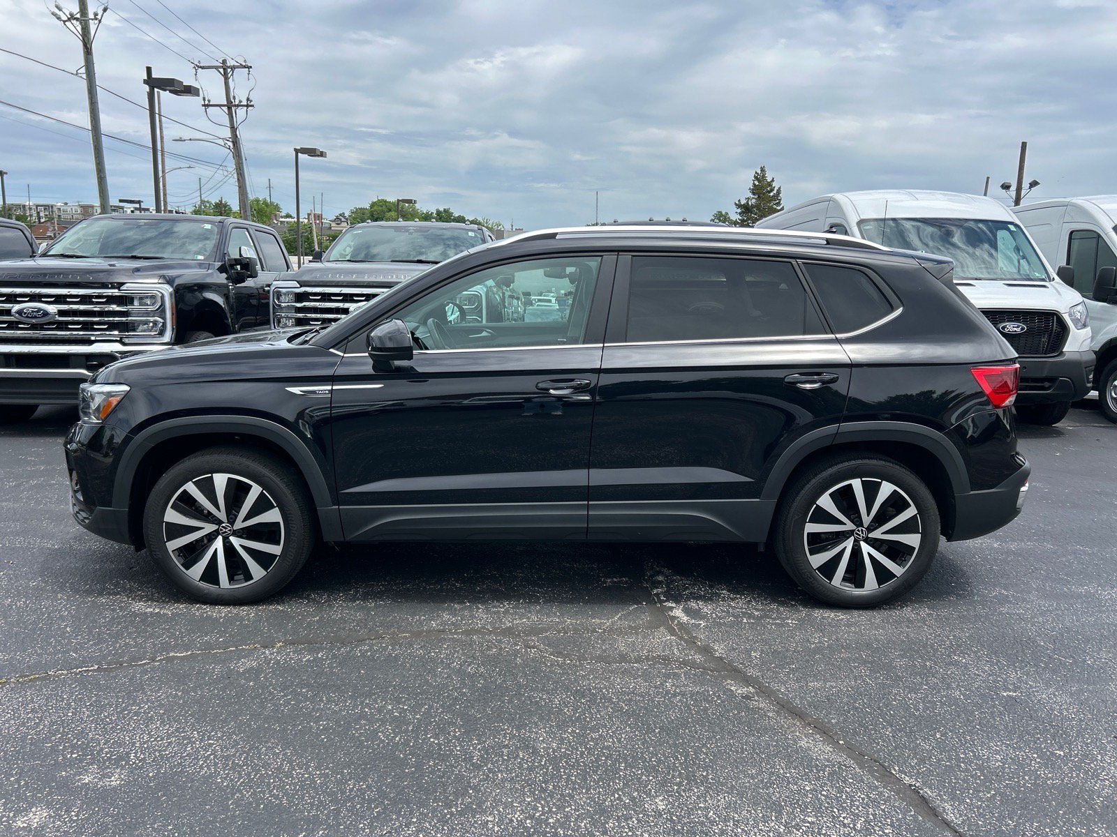 Used 2022 Volkswagen Taos SE w/ Panoramic Sunroof Package AWD/4WD image 4