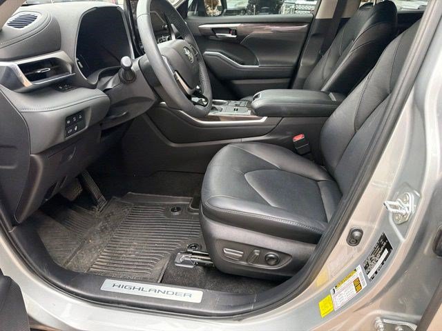 Used 2024 Toyota Highlander Limited AWD/4WD image 18