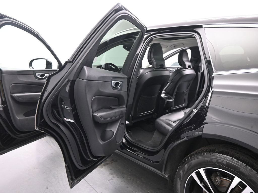 Used 2021 Volvo XC60 T5 Momentum w/ Premium Package image 45