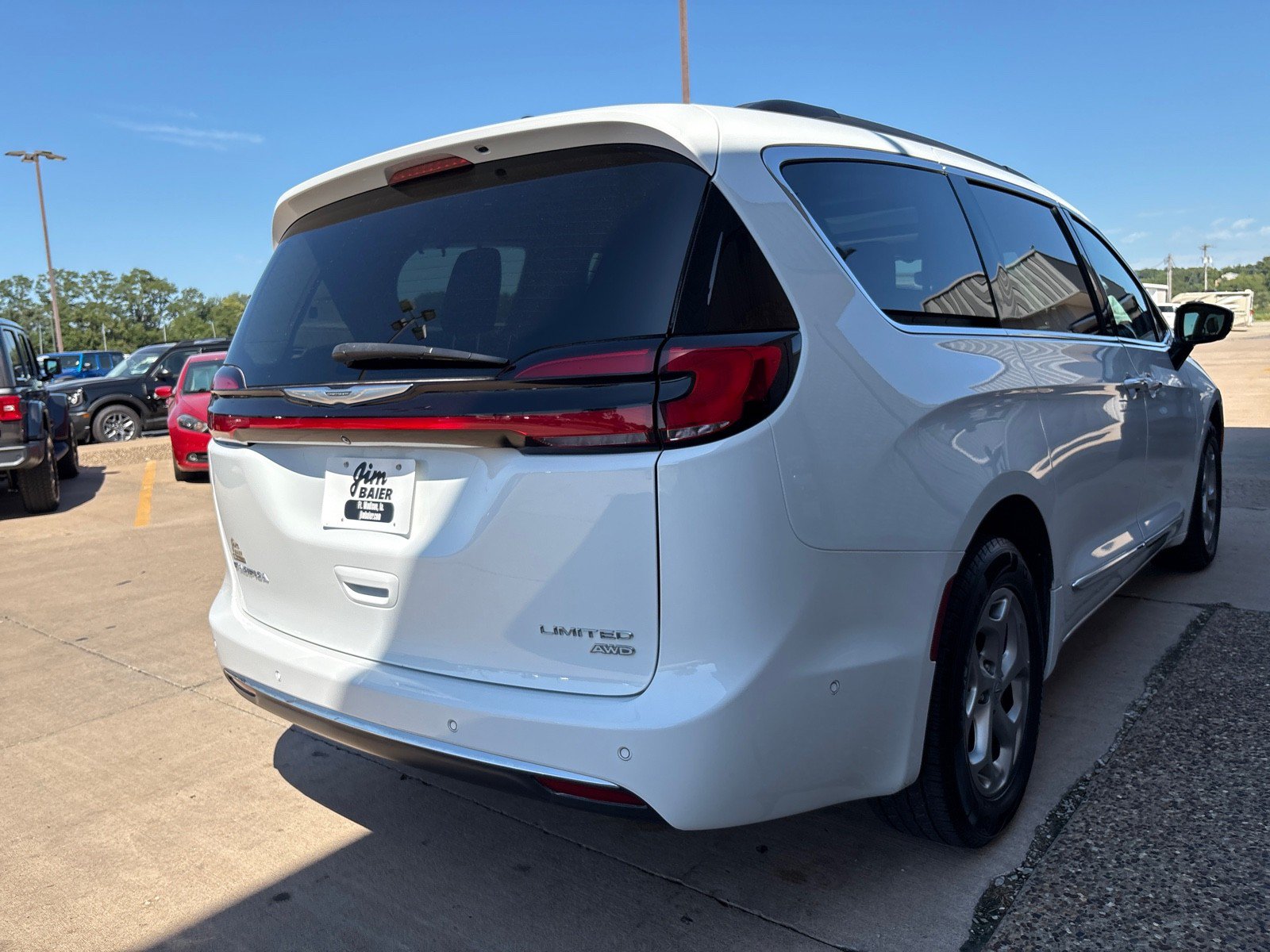 Used 2023 Chrysler Pacifica Limited AWD/4WD image 10