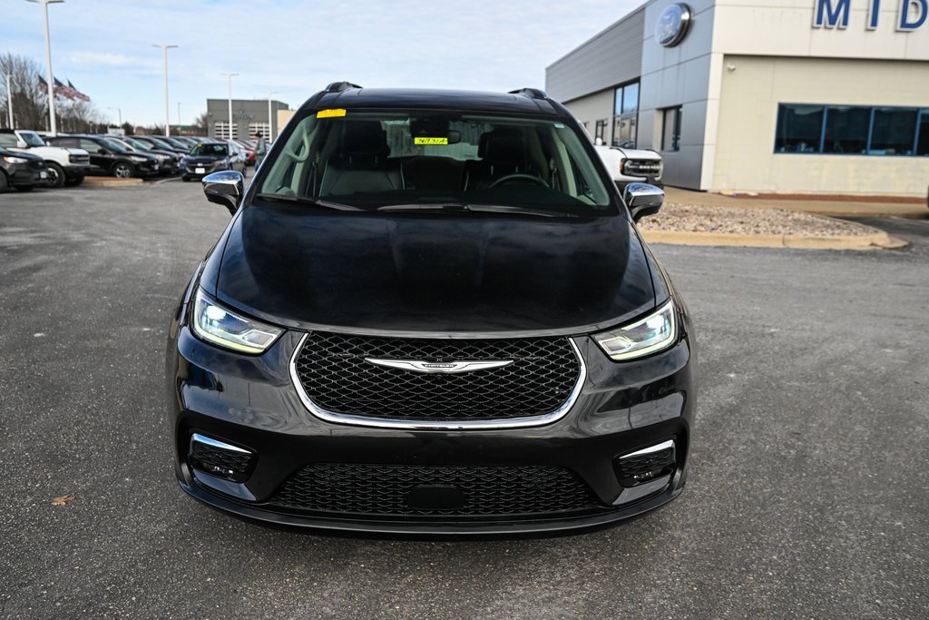 Used 2021 Chrysler Pacifica Limited w/ Uconnect Theater Family Group image 10