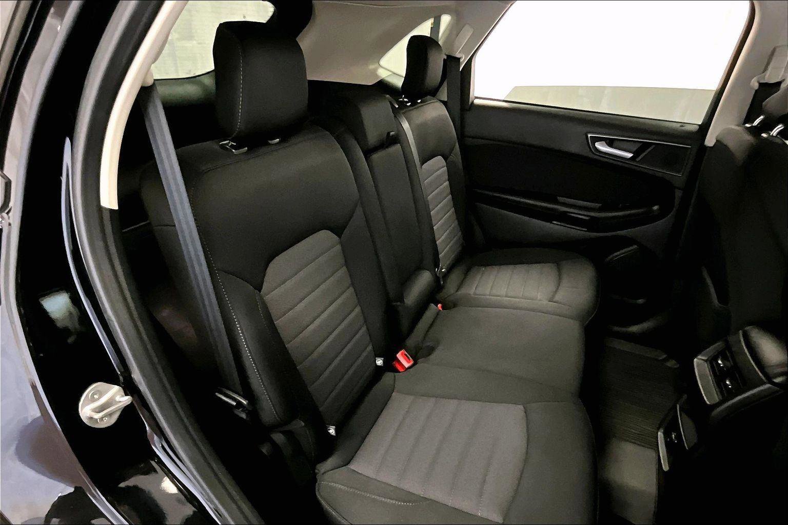 Certified 2018 Ford Edge SE image 26