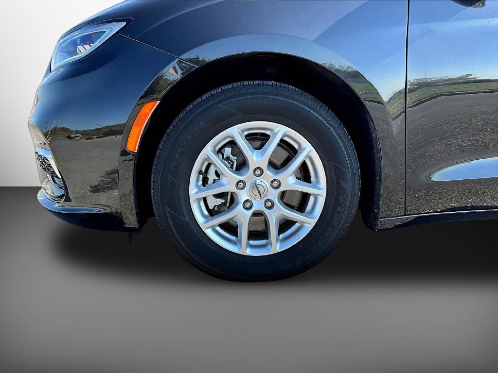 Used 2023 Chrysler Pacifica Touring-L FWD image 43