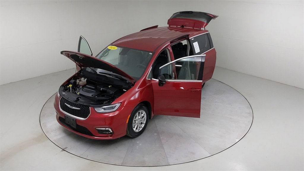 Used 2024 Chrysler Pacifica Touring-L image 55