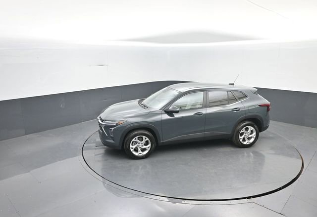 Used 2025 Chevrolet Trax LS w/ LS Convenience Package image 17