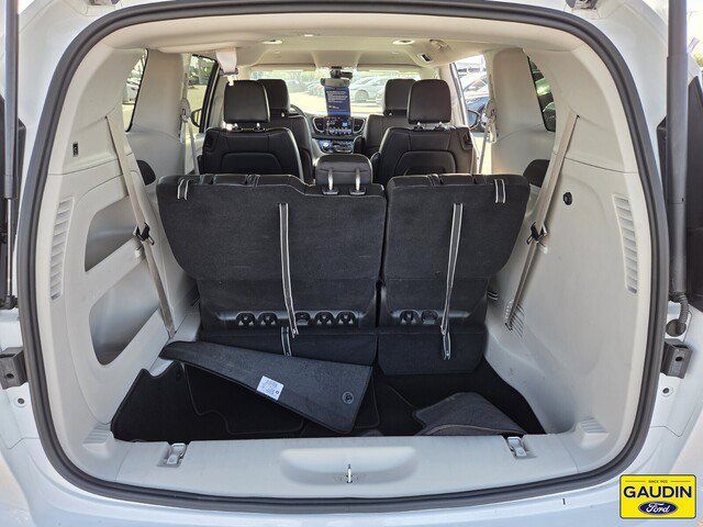 Used 2024 Chrysler Pacifica Touring-L FWD image 15