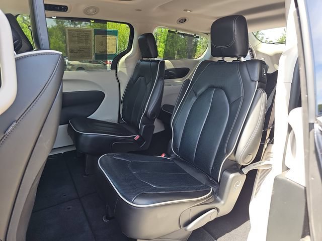 Used 2023 Chrysler Pacifica Limited w/ Uconnect Theater Family Group AWD/4WD image 17