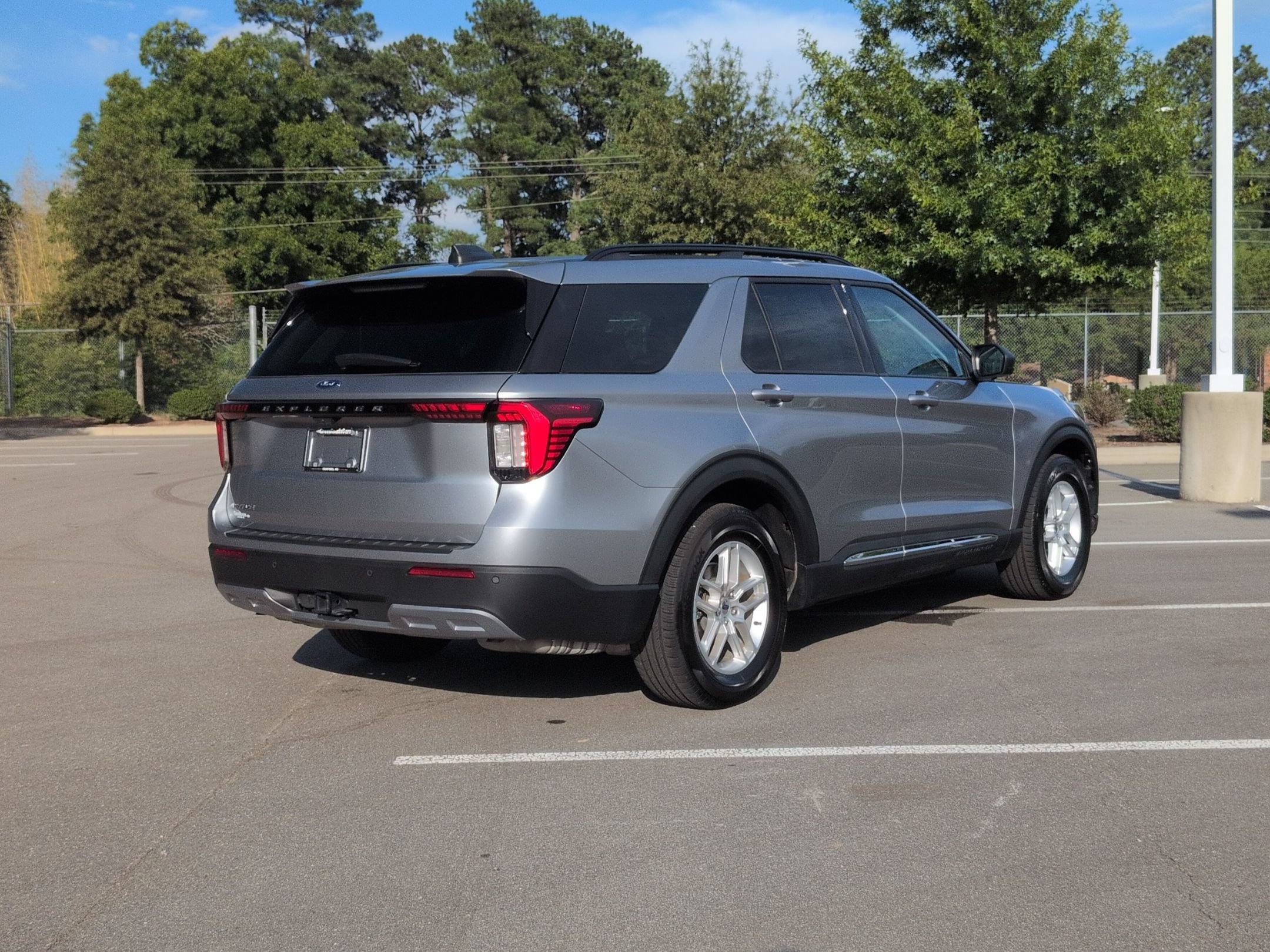 Certified 2025 Ford Explorer Active w/ Active Comfort Package RWD image 4