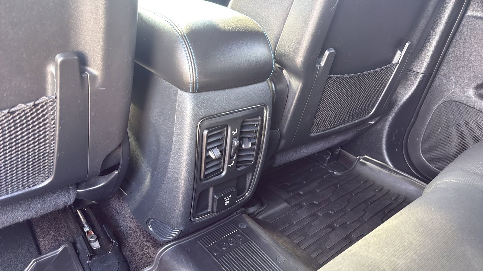 Used 2019 Jeep Grand Cherokee Laredo AWD/4WD image 27